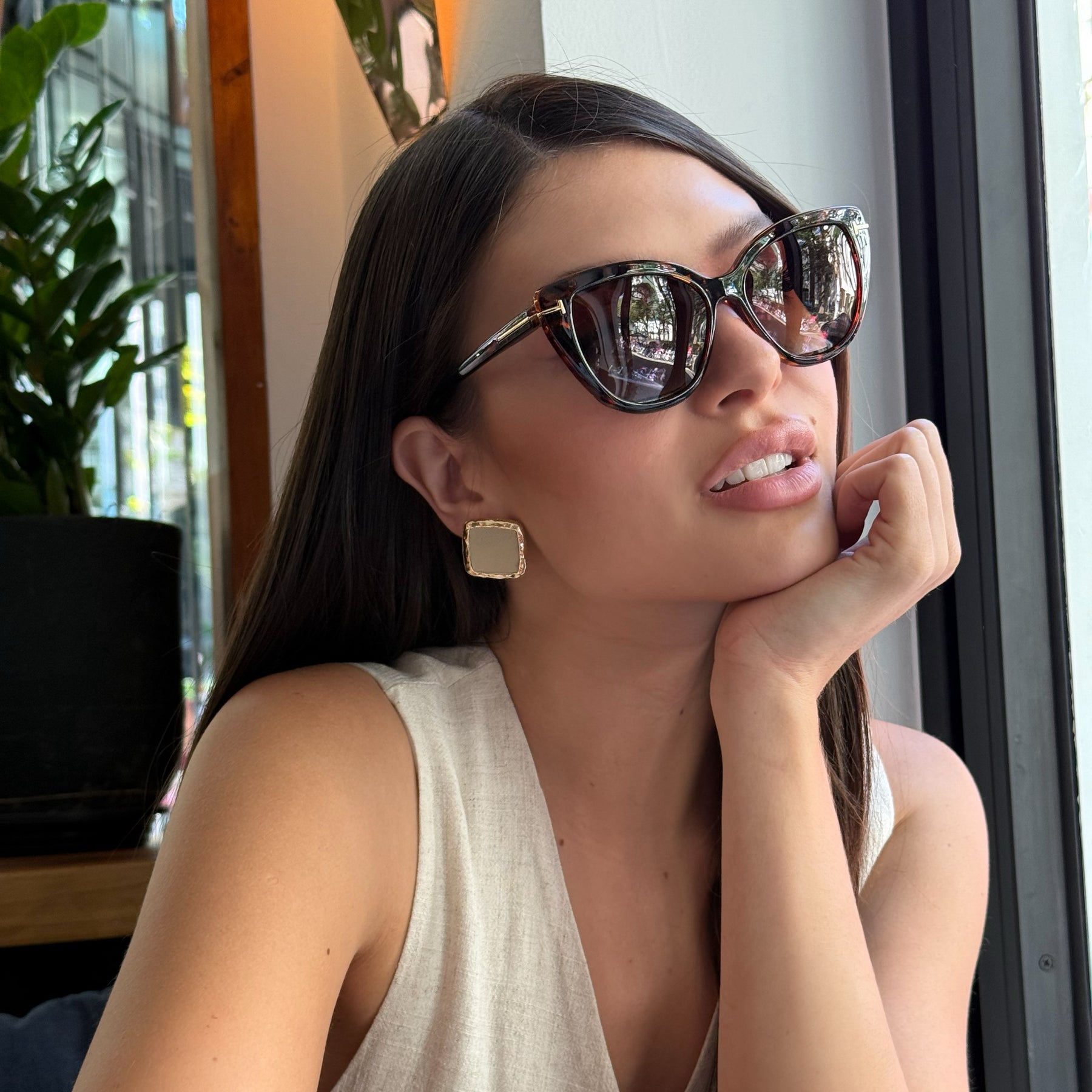 Modelo utilizando Óculos Clip-On feminino Rosa Coral Barcelona, armação Leopardo e Clip Marrom – estilo sofisticado e proteção UVA e UVB 400 para os olhos.