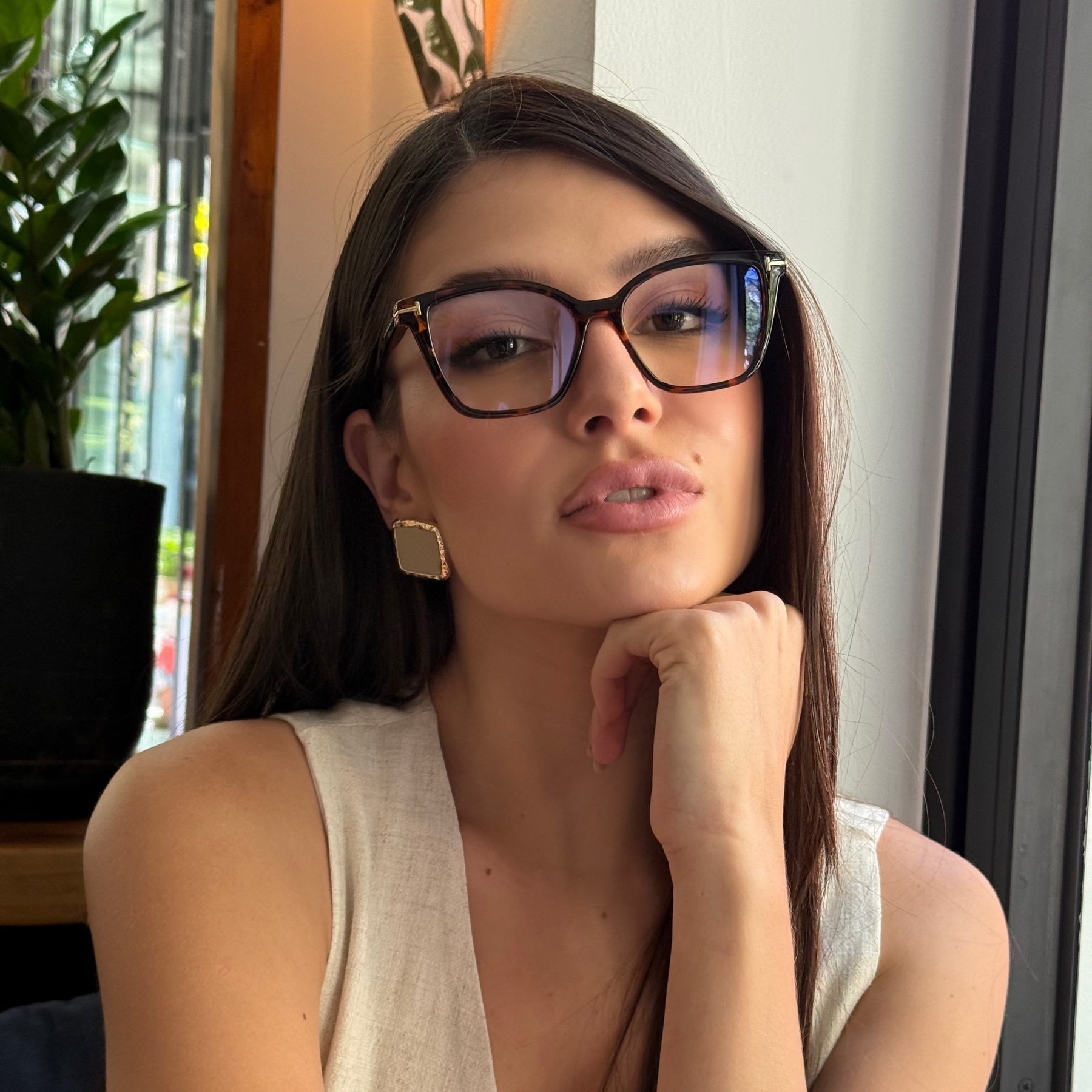 Modelo utilizando Óculos Clip-On feminino Rosa Coral Barcelona, armação Leopardo e Clip Marrom – estilo sofisticado e proteção UVA e UVB 400 para os olhos.