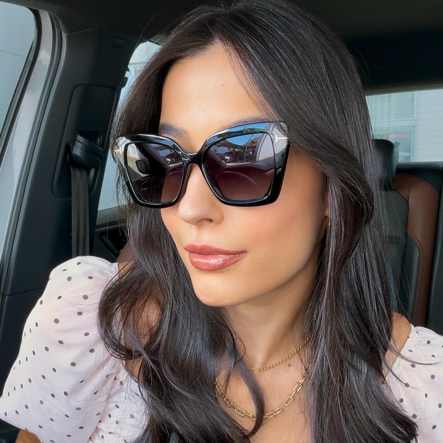 Modelo utilizando Óculos Clip-On feminino Rosa Coral Barcelona, armação Preta e Clip Cinza – estilo sofisticado e proteção UVA e UVB 400 para os olhos.