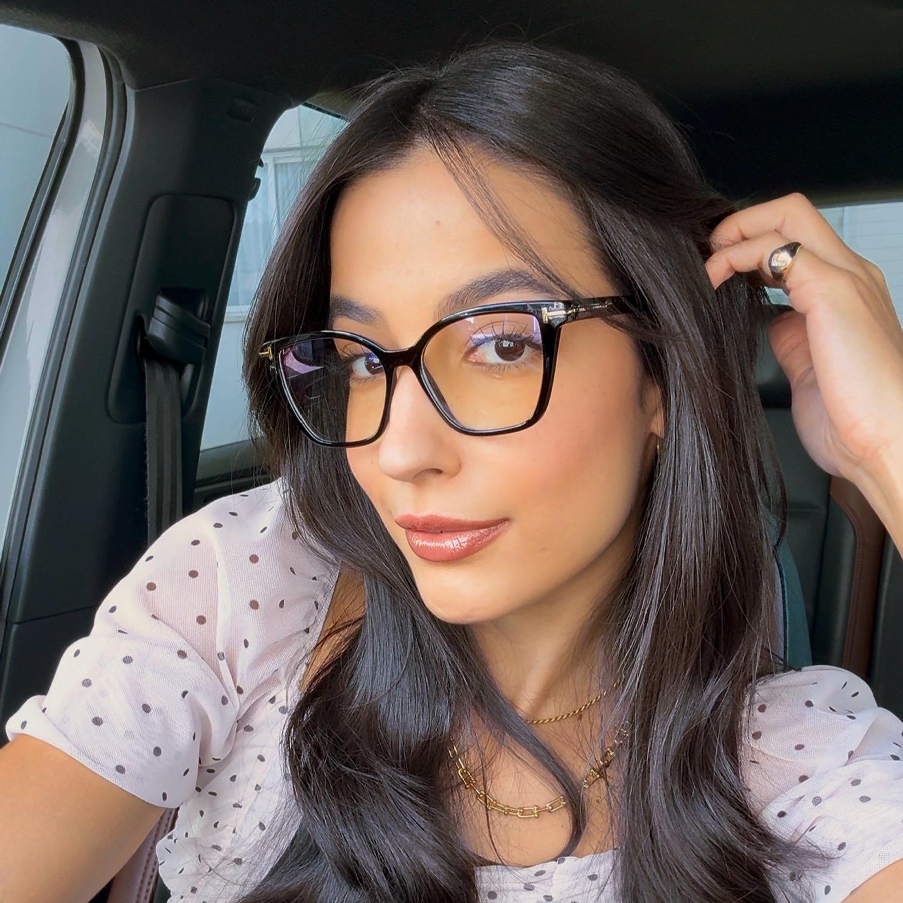 Modelo utilizando Óculos Clip-On feminino Rosa Coral Barcelona, armação Preta e Clip Cinza – estilo sofisticado e proteção UVA e UVB 400 para os olhos.