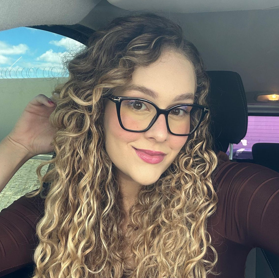 Modelo utilizando Óculos Clip-On feminino Rosa Coral Barcelona, armação Preta e Clip Cinza – estilo sofisticado e proteção UVA e UVB 400 para os olhos.