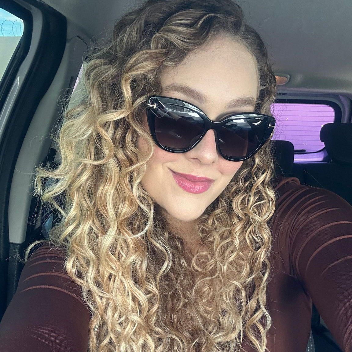 Modelo utilizando Óculos Clip-On feminino Rosa Coral Barcelona, armação Preta e Clip Cinza – estilo sofisticado e proteção UVA e UVB 400 para os olhos.