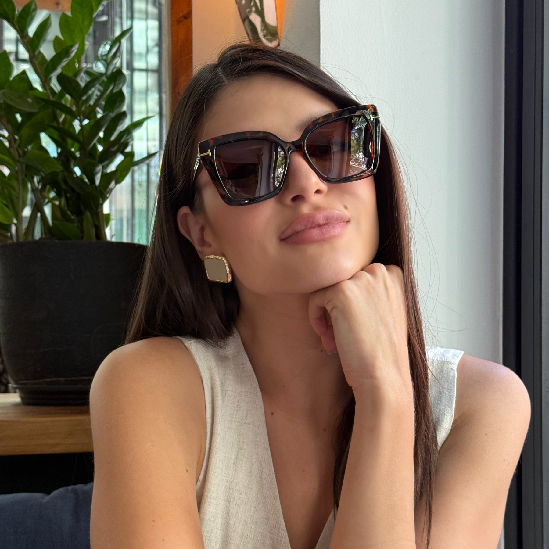 Modelo utilizando Óculos Clip-On Polarizado feminino Rosa Coral Barcelona, armação Leopardo e Clip Marrom – estilo sofisticado e proteção UVA e UVB 400 para os olhos.