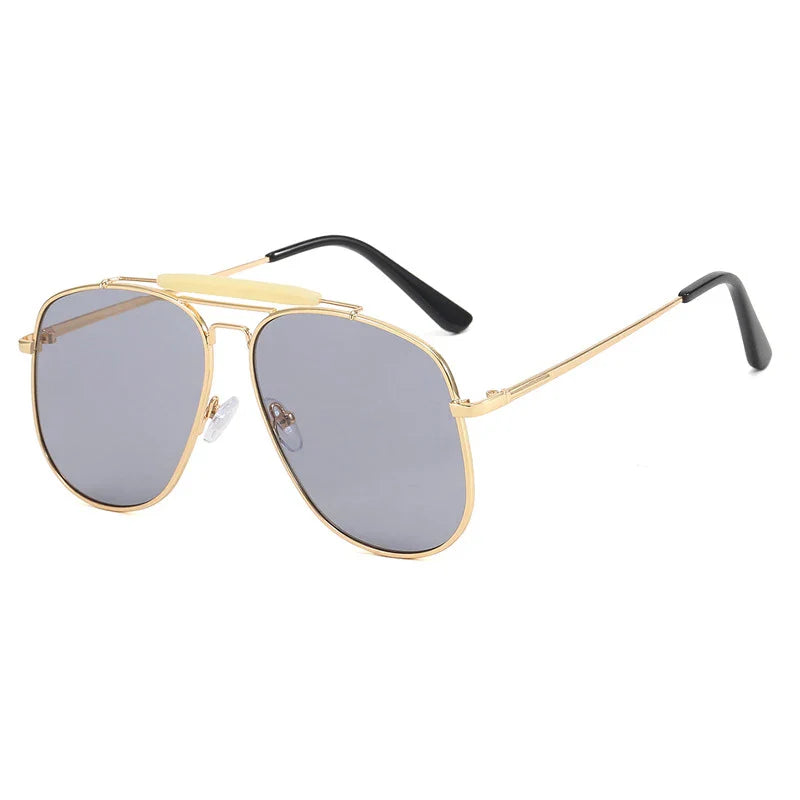 Óculos de sol feminino Rosa Coral Sicilia, armação Dourada e lente Cinza – estilo sofisticado e proteção UVA e UVB 400 para os olhos.