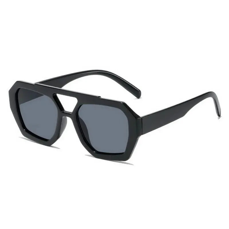Óculos de sol feminino Rosa Coral Zurich, armação Preta e lente Preta – estilo sofisticado e proteção UVA e UVB 400 para os olhos.