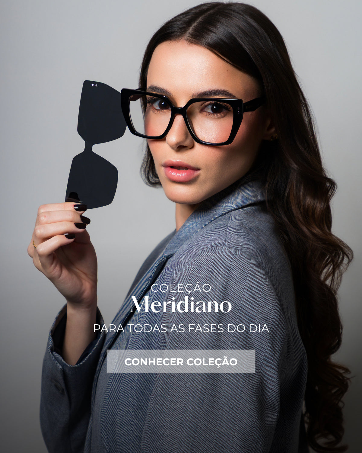 Modelo usando oculos da colecao Meridiano