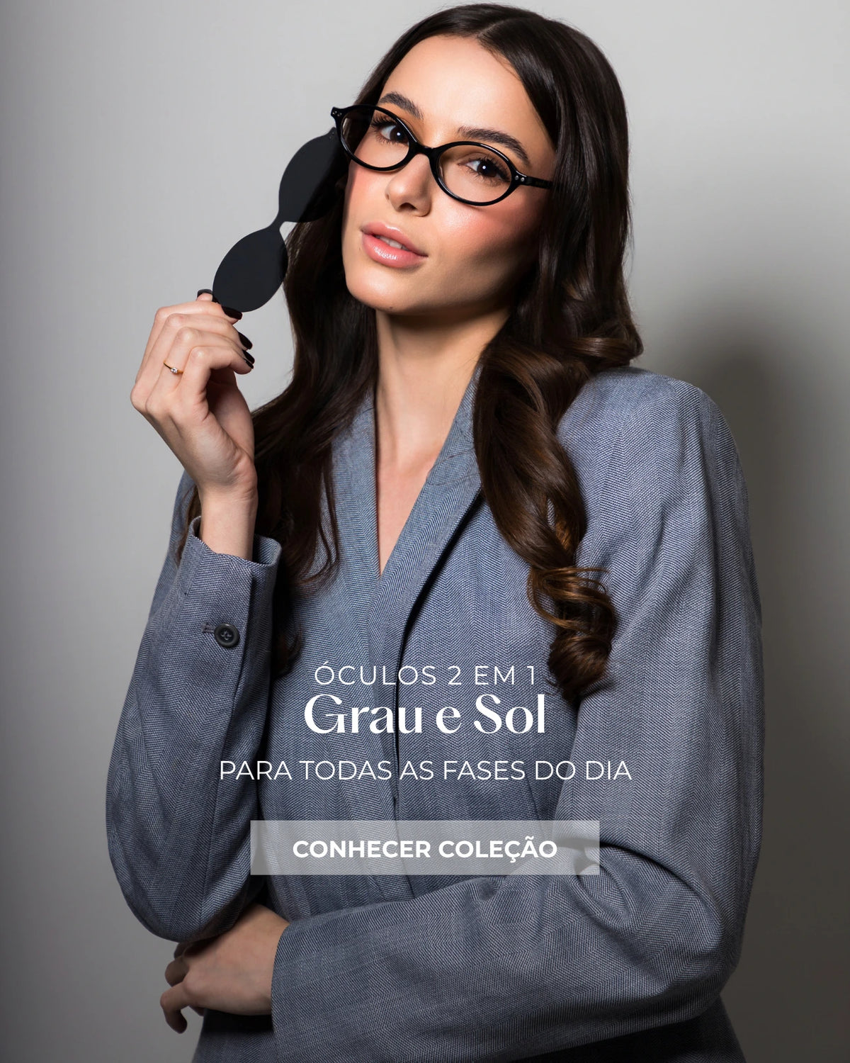 Modelo usando óculos clip-on 2 em 1 feminino da Rosa Coral