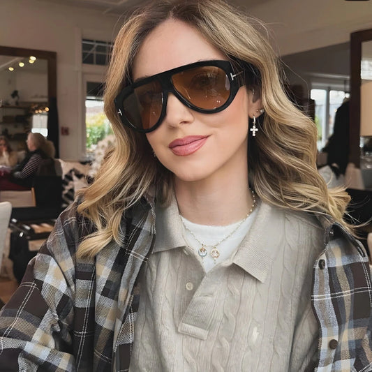 Óculos de sol feminino oversized Rosa Coral Brienza, armação preta e lente marrom – estilo sofisticado e proteção para os olhos.