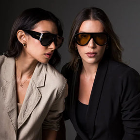 Óculos de sol feminino oversized Rosa Coral Brienza, armação preta e lente preta – estilo sofisticado e proteção para os olhos.