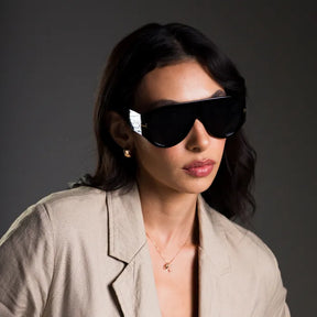 Óculos de sol feminino oversized Rosa Coral Brienza, armação preta e lente preta – estilo sofisticado e proteção para os olhos.