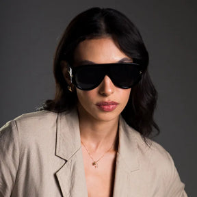 Óculos de sol feminino oversized Rosa Coral Brienza, armação preta e lente preta – estilo sofisticado e proteção para os olhos.
