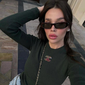Modelo utilizando óculos de sol feminino Rosa Coral Matera, armação Leopardo  e lente Verde – estilo sofisticado e proteção UVA e UVB 400 para os olhos.