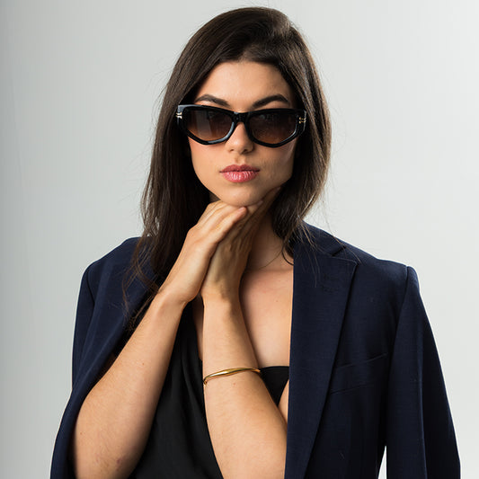 Modelo utilizando óculos de sol feminino Rosa Coral Padova, armação Preta e lente Gradiente – estilo sofisticado e proteção UVA e UVB 400 para os olhos.