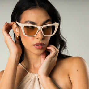 Modelo utilizando óculos de sol feminino Rosa Coral Verona, armação Bege e lente Marrom – estilo sofisticado e proteção UVA e UVB 400 para os olhos.