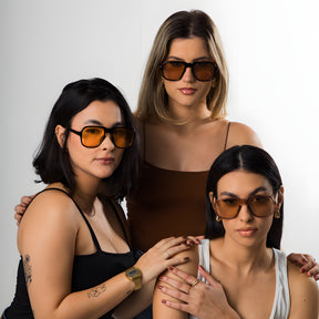 Modelos utilizando óculos de sol feminino Rosa Coral Messina – estilo sofisticado e proteção UVA e UVB 400 para os olhos.