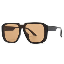 Óculos de sol feminino Rosa Coral Castelli, armação Preta e lente Marrom – estilo sofisticado e proteção UVA e UVB 400 para os olhos.
