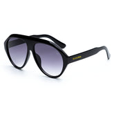 Óculos de sol feminino Rosa Coral Norma, armação Preta e lente Gradiente – estilo sofisticado e proteção UVA e UVB 400 para os olhos.