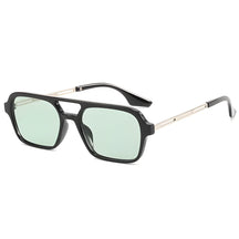 Óculos de sol feminino Rosa Coral Piemonte, armação Preta e lente Verde – estilo sofisticado e proteção UVA e UVB 400 para os olhos.