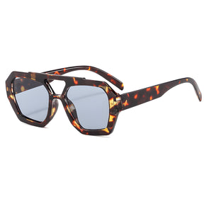 Óculos de sol feminino Rosa Coral Zurich, armação Leopardo e lente Cinza – estilo sofisticado e proteção UVA e UVB 400 para os olhos.