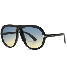 Modelo utilizando óculos de sol feminino Rosa Coral Veneto, armação Preto e lente Degradê – estilo sofisticado e proteção UVA e UVB 400 para os olhos.