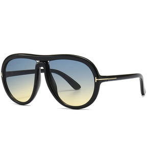Modelo utilizando óculos de sol feminino Rosa Coral Veneto, armação Preto e lente Degradê – estilo sofisticado e proteção UVA e UVB 400 para os olhos.