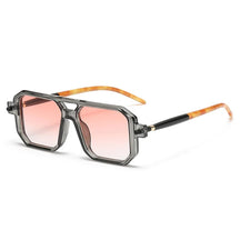 Óculos de sol feminino aviador Rosa Coral Villanova, armação Cinza e lente Rosa – estilo sofisticado e proteção UVA e UVB 400 para os olhos.